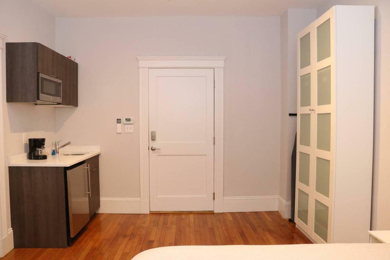 A Stylish Stay W/ A Queen Bed, Heated Floors.. #15 Brookline Extérieur photo